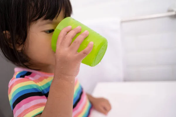 Bambino lavarsi la bocca o fare i gargarismi — Foto Stock