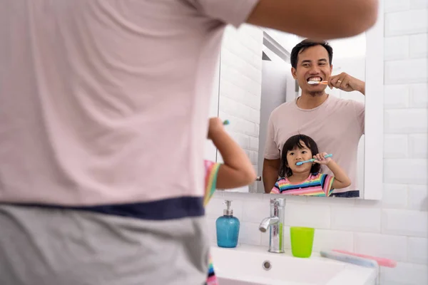 Baba ve kızı birlikte diş fırçalama — Stok fotoğraf