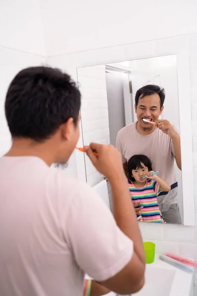 Ojciec i córka razem szczotkowanie zębów — Zdjęcie stockowe