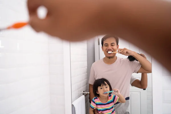 Padre e hija cepillando los dientes juntos —  Fotos de Stock