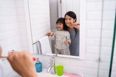 Anne ve çocuk birlikte onların diş fırçalama