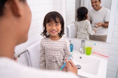 Baba ve kızı birlikte diş fırçalama