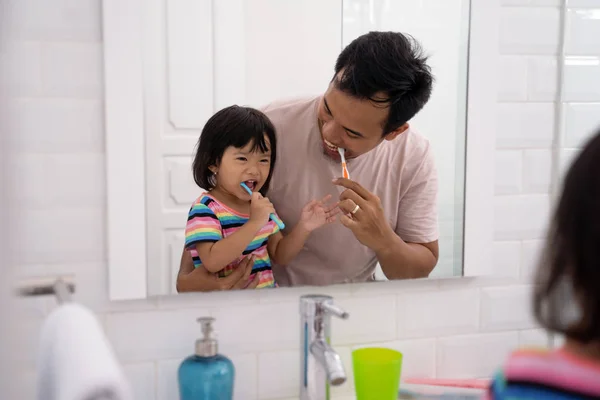 Kid learn how to brush teeth with dad — Stock Photo, Image