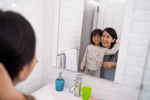Mamá y el niño cepillándose los dientes juntos —  Fotos de Stock