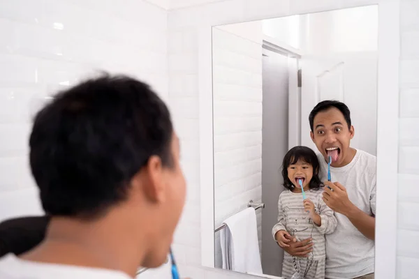 Niño aprender a cepillarse los dientes con papá —  Fotos de Stock