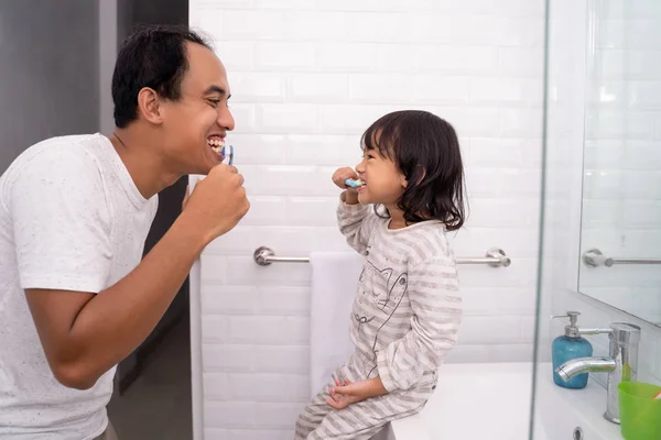 Niño aprender a cepillarse los dientes con papá —  Fotos de Stock