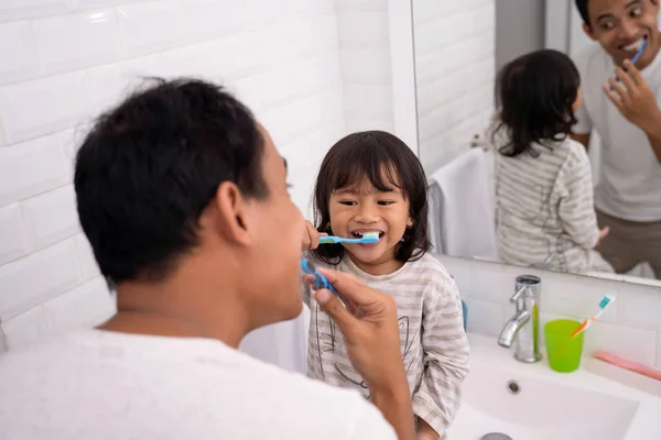 Niño aprender a cepillarse los dientes con papá —  Fotos de Stock