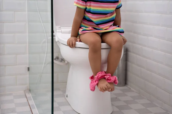 유아 바지와 함께 화장실에 앉아 있는 동안 피드 — 스톡 사진