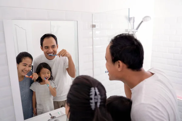 Happy asian family brush their teeth together — Stock Photo, Image