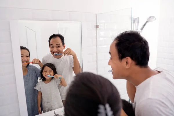 Arent con hija cepillarse los dientes en el baño —  Fotos de Stock