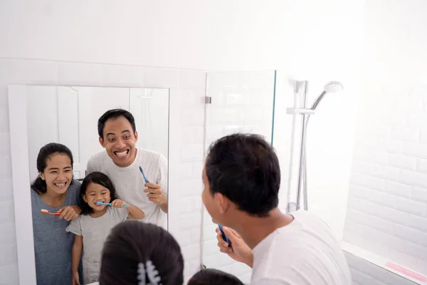 Arent con hija cepillarse los dientes en el baño —  Fotos de Stock