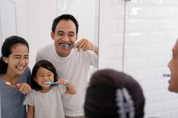 Arent con hija cepillarse los dientes en el baño —  Fotos de Stock