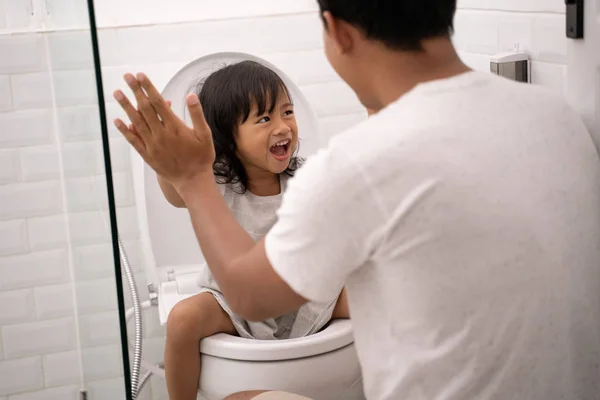 Kid learning how to use the toilet with dad — Stock Photo, Image