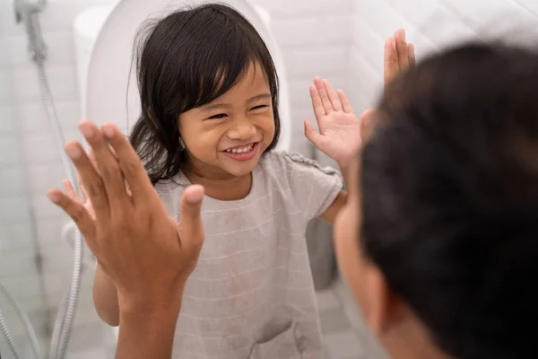 子供のお父さんでトイレを使用する方法を学習 — ストック写真