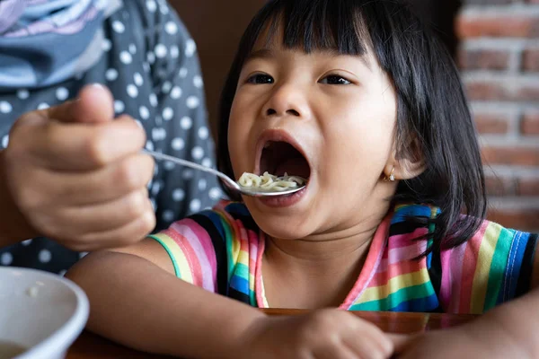 Muslim mother feed her daughter — Stock Photo, Image