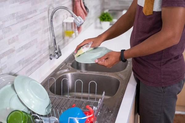 Mans mão lavar a placa na pia da cozinha — Fotografia de Stock