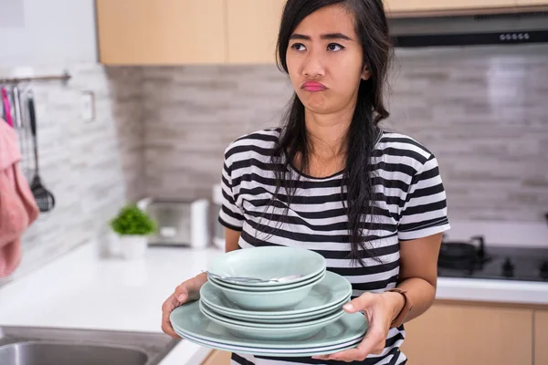 Mujer odio lavar el plato — Foto de Stock