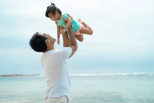 Insieme padre e sua figlia durante il trasporto e il sollevamento con cura — Foto Stock