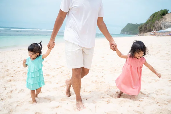 Freizeit mit zwei Töchtern beim Spielen am Strand — Stockfoto