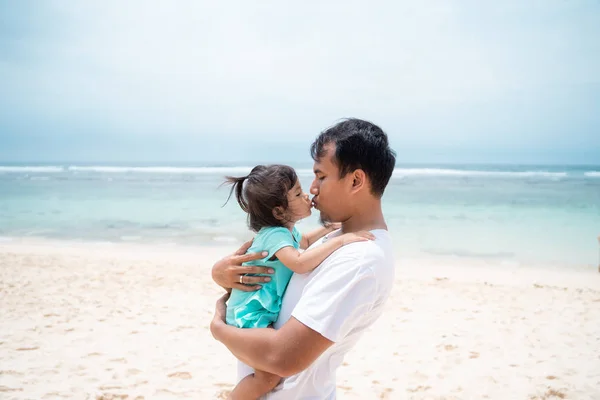 Pai e sua filha se beijando na praia — Fotografia de Stock