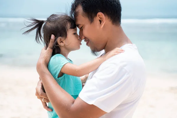 Père et sa petite fille partagent par amour — Photo