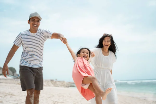 Giocare oscillando insieme tenere la mano padre e madre — Foto Stock