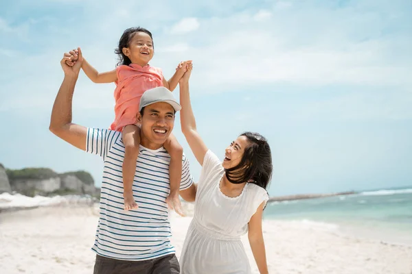 Pasar tiempo con su hija disfrutar de vacaciones paseando por la playa — Foto de Stock