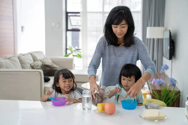 Feliz asiático niños teniendo desayuno — Foto de Stock