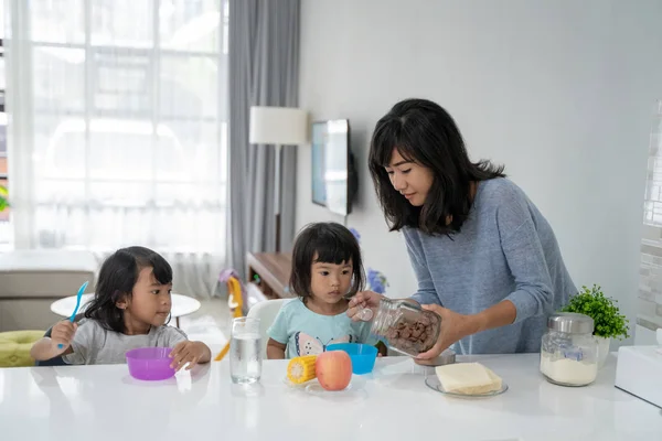 Feliz asiático niños teniendo desayuno — Foto de Stock