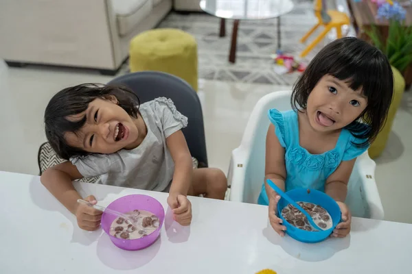 Poco asiático niñas teniendo desayuno juntos —  Fotos de Stock