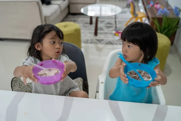 Dvě malá holka chce více jídlo — Stock fotografie