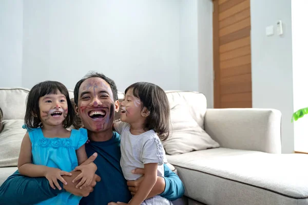 Pintura facial com papai em casa — Fotografia de Stock