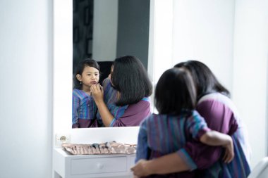 anne kızına ruj uygulama