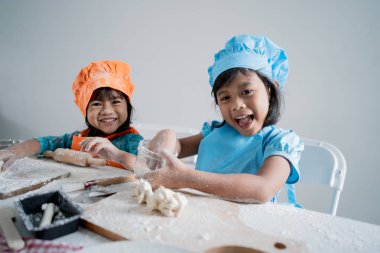 Mutfakta biraz para için çerezleri yapmak