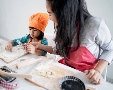 Anne birlikte bir hamur yapmak seviyor