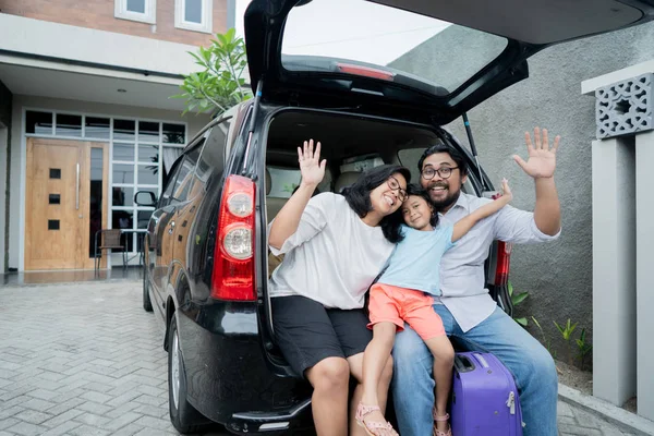 Asiatique famille avec fille assis dans voiture tronc — Photo