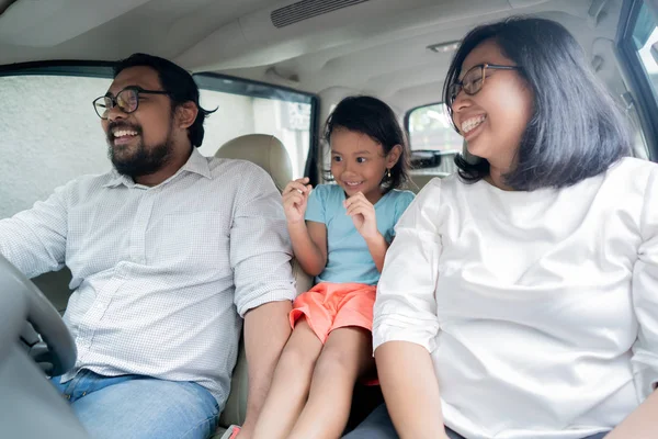 Família de férias dirigindo um carro — Fotografia de Stock
