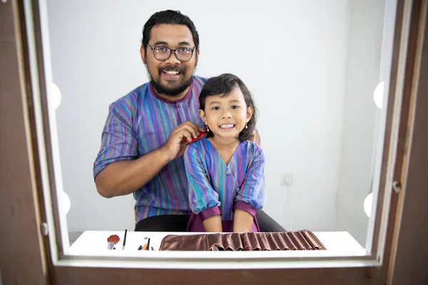 Father brush his daughters hair — Stock Photo, Image