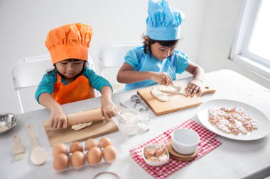 önlük kurabiye yapma kızla