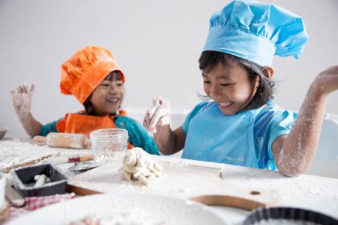 mutfakta yemek yaparken birlikte yürümeye başlayan çocuk