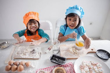 Mutfakta biraz para için çerezleri yapmak