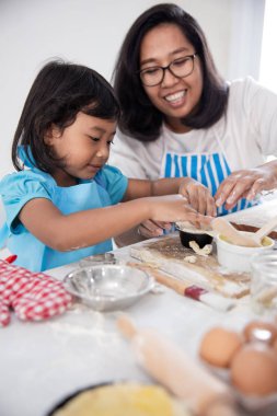 Anne ve çocuk biraz para yapmak için öğrenme