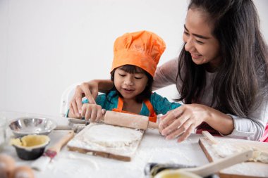 Anne ve çocuk biraz para yapmak için öğrenme