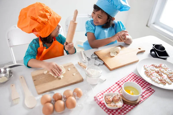 Две девочки малыша научиться готовить и сделать немного теста — стоковое фото