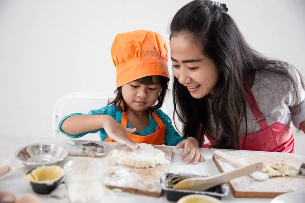 Mutfakta anne ile pasta yapma keyfini — Stok fotoğraf