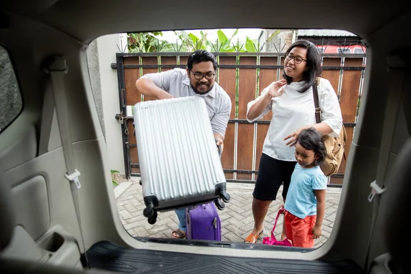 Famiglia con sua figlia si prepara per il viaggio di vacanza — Foto Stock