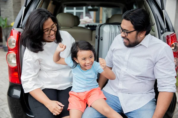 Famiglia asiatica con figlia seduta nel bagagliaio dell'auto — Foto Stock