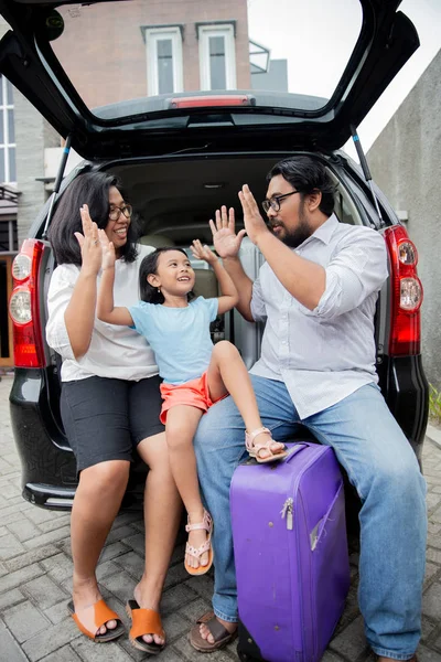 Famiglia asiatica con figlia seduta nel bagagliaio dell'auto — Foto Stock