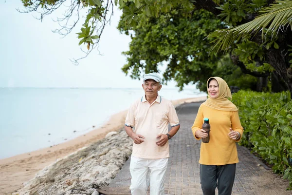 Seniorenpaar läuft und trainiert im Freien — Stockfoto