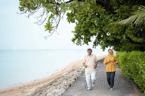 Muçulmano maduro casal fazendo jogging juntos — Fotografia de Stock